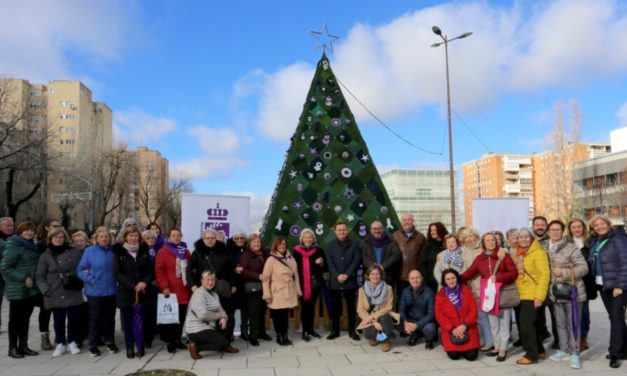 Coslada: Encuentro navideño del Consejo de las Mujeres de Coslada en el Árbol de la Igualdad