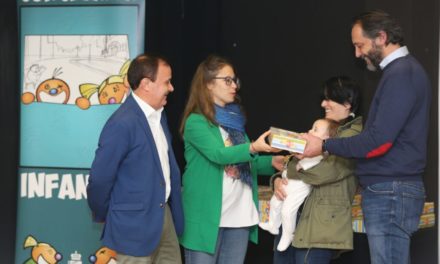 Coslada: Cincuenta familias participan en el acto de bienvenida a las niñas y niños nacidos en los últimos meses en Coslada 