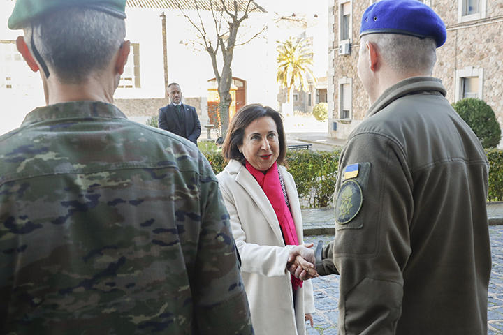 La ministra de Defensa visita a los 198 militares ucranianos que participan en el II curso de instrucción básica impartido en Toledo