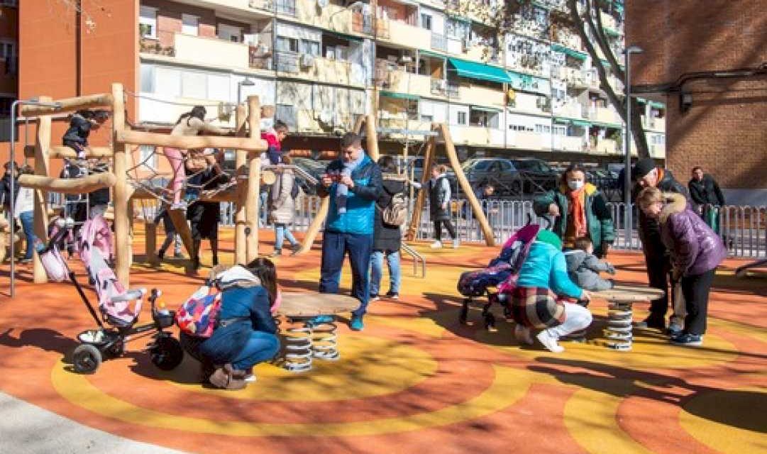 Alcalá: La histórica plaza del Barro se llena de familias para disfrutar de juegos y otras actividades