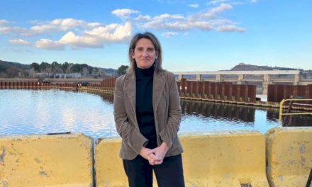 Teresa Ribera visita el embalse de Flix tras concluir los trabajos de descontaminación en la zona