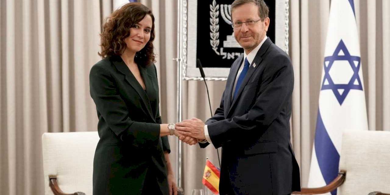 Díaz Ayuso traslada a Herzog que la decisión de Ada Colau de romper con Israel no representa ni a Cataluña ni a España: “Somos un país de acogida”