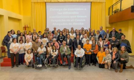 Torrejón: El alcalde, Ignacio Vázquez, entrega los convenios de colaboración a las 25 entidades que tienen un espacio cedido de forma grat…
