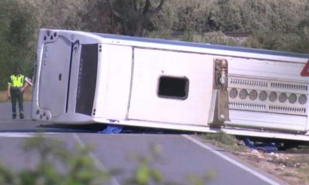 Dos muertos y tres heridos graves – Vuelco de autobús con rumanos en Sevilla