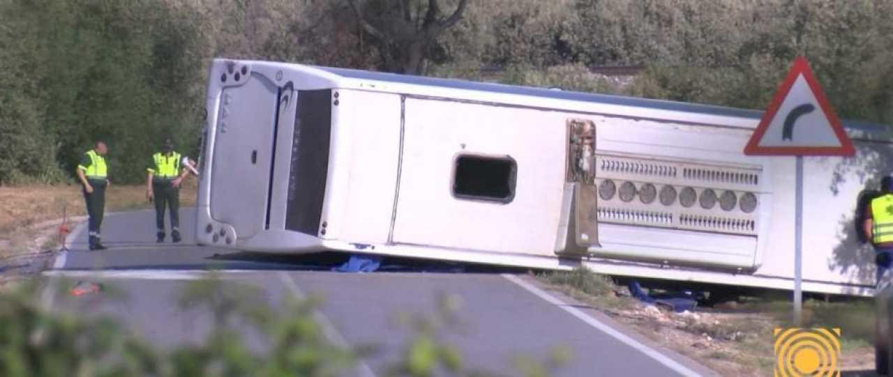 Dos muertos y tres heridos graves – Vuelco de autobús con rumanos en Sevilla